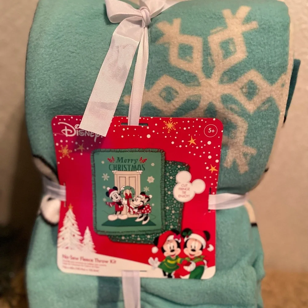Disney No Sew Christmas Throw NIB